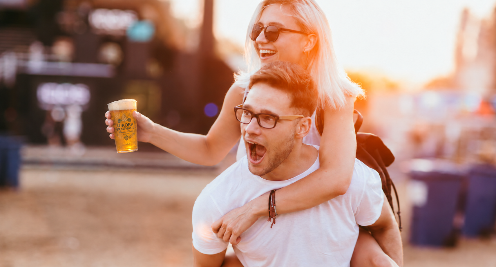 CUPSTORYS Bierbecher beim Festival Junges Paar auf einem Festival mit individuell bedrucktem CUPSTORYS Bierbecher